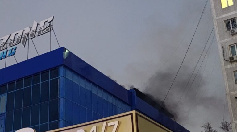 Toshkentda «Novza» metro yaqinidagi savdo majmuasi tomida quyuq tutun hosil bo‘lgan