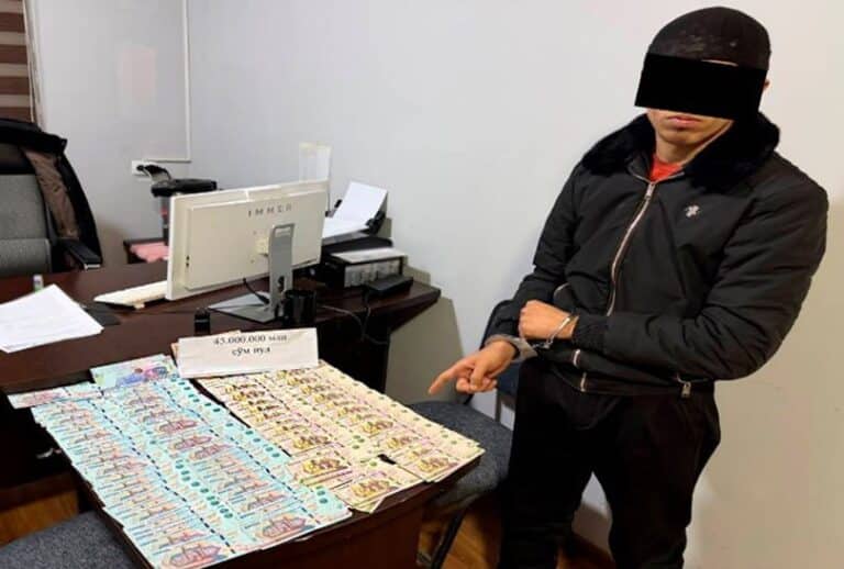 Namanganda 20 yoshli qalbaki pulfurush qo‘lga olindi