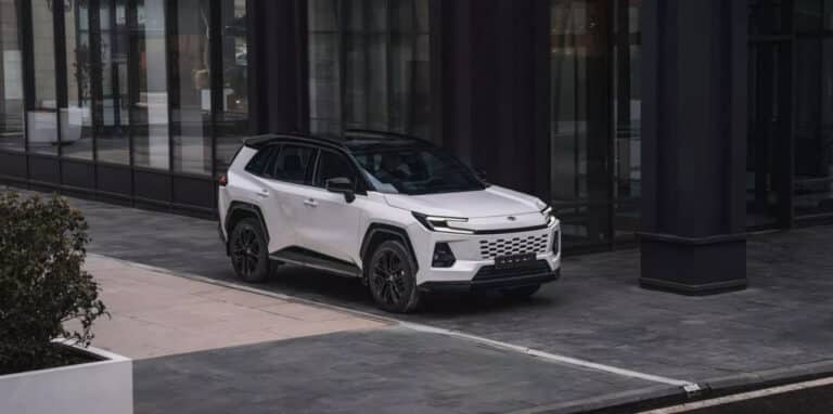 Toyota RAV4 turli dvigatellar bilan taqdim etildi — foto, narx