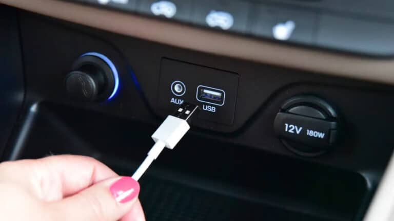 Avtomobil USB-porti orqali telefonni quvvatlashning zararlari