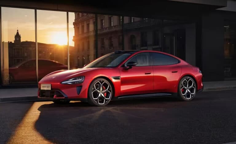 Xiaomi SU7 yangi qizil rangda chiqadi