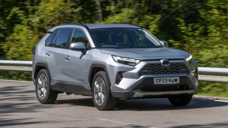 Toyota RAV4 gibrid avtomobilini taqdim etdi — foto