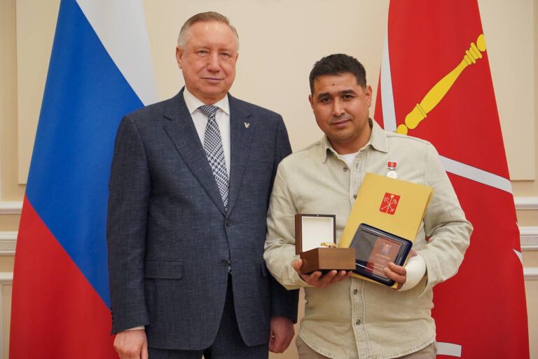 Sankt-Peterburg gubernatori Xayrullo Ibodullayevni ko‘krak nishoni bilan taqirladi