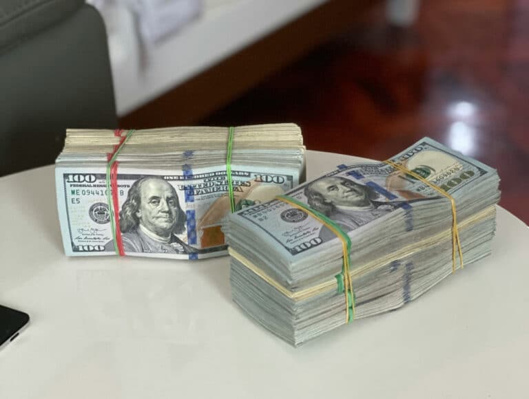 Toshkentda 48,6 ming dollarni noqonuniy sotayotgan shaxs ushlandi