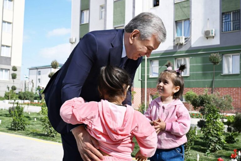 Shavkat Mirziyoyev Jarqoʻrgʻondagi “Yangi Oʻzbekiston” massiviga tashrif buyurdi