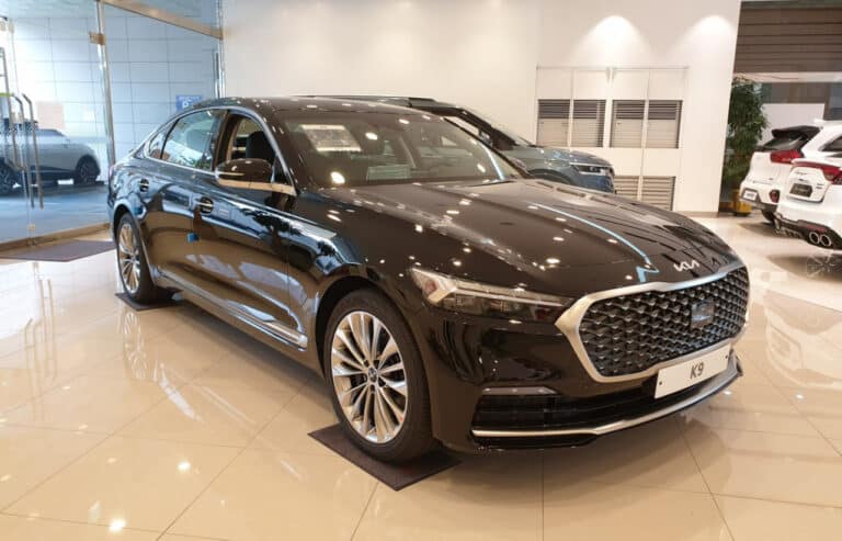 Adliya vazirligi Kia K9 avtomobilini egasiga qaytardi