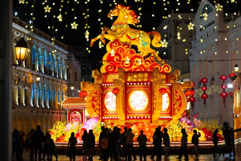 Qizil chiroqlar va dronlar shousi: xitoyliklar yangi yilni qanday kutib oldi