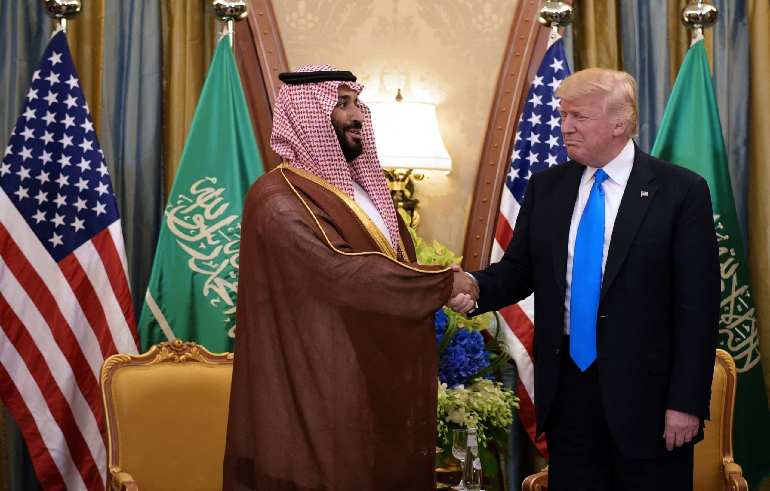 Он не думал, что ему придется целовать меня в задницу — Трамп о бин Салмане