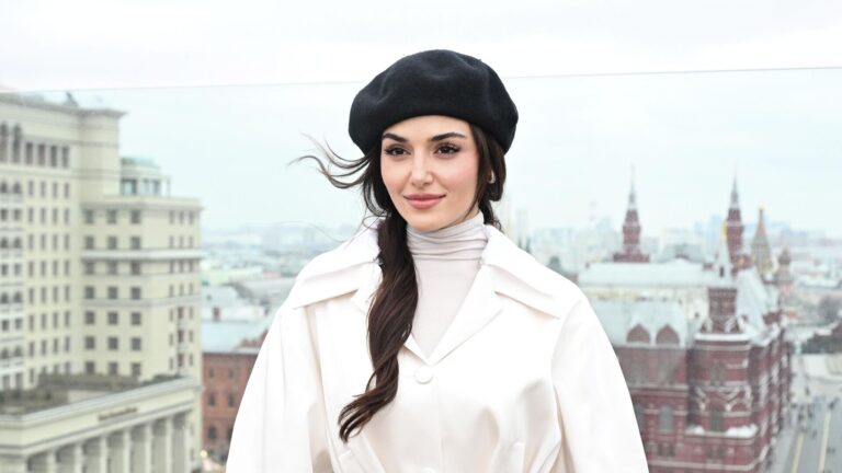 В Турции выдали ордер на арест звезды сериала «Постучись в мою дверь» Ханде Эрчел