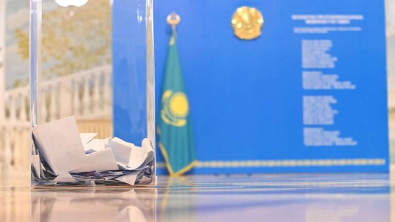 ЦИК Казахстана объявил о принятии новой Конституции