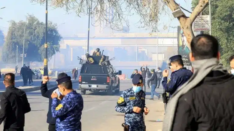 Сотни людей Ираке и Пакистане штурмуют диппредставительства США: есть погибшие