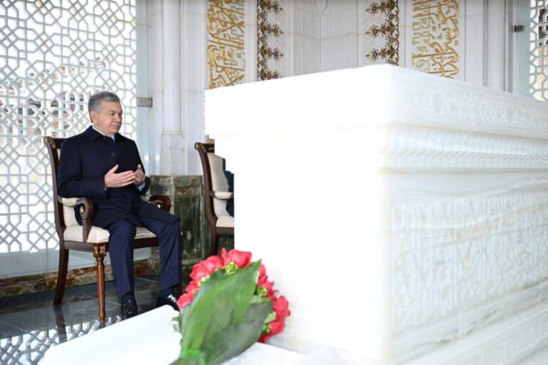 Shavkat Mirziyoyev O‘zbekistonning birinchi prezidenti Islom Karimov maqbarasini ziyorat qildi