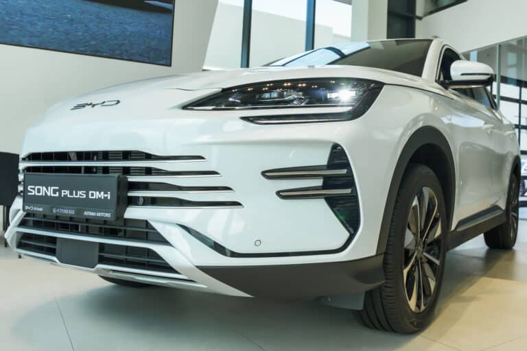 BYD Song Plus: честный разбор популярного электрокроссовера от канала АвтоСтронг-М