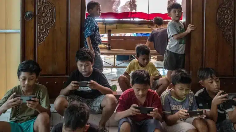 Indoneziya ham 16 yoshgacha boʻlgan bolalar uchun ijtimoiy tarmoqlarni cheklamoqda