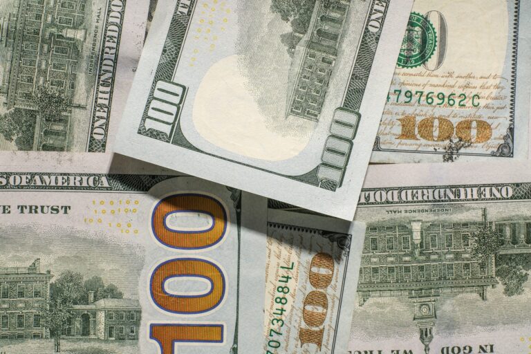 Курс доллара на 12 марта упал до 12 135 сумов