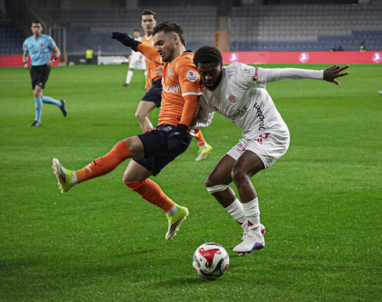 Нули и замена Шомуродова: Башакшехир не смог обыграть Антальяспор