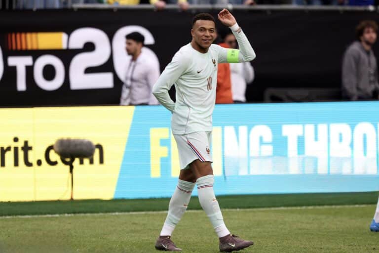 Франция дожала Бразилию в меньшинстве — удаление Упамекано не спасло «пентакампеонов»