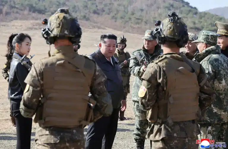 Ким Чен Ын прокатился с дочерью на танке