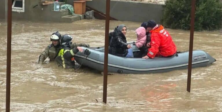 Chechistonda suv toshqini sabab favqulodda holat joriy etildi — video