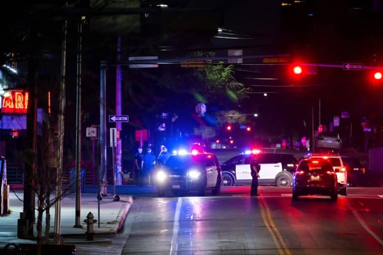 Расстрел в Техасе: двое погибших и 14 раненых в развлекательном центре Остина