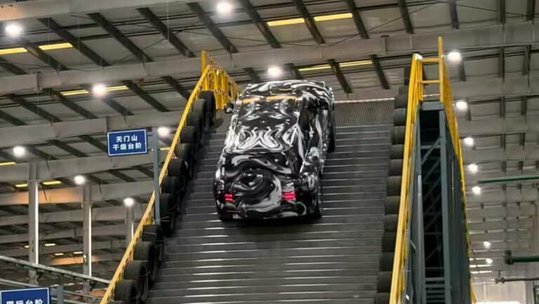 BYD Yangwang U8 «Osmon zinapoyasi» cho‘qqisi nusxasida sinovdan o‘tkazildi