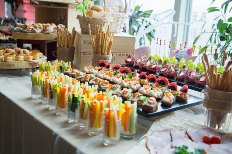 Erkaklar tayyorlaydi: 8-martda ayollar uchun bayramona dasturxon bezashga qancha ketadi