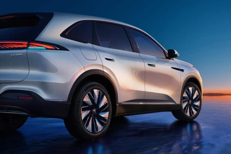 GM yangi gibrid modelining salonini namoyish etdi