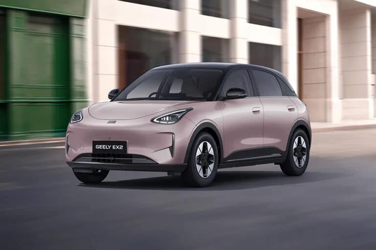 Chevrolet Cobalt narxida ayollar uchun pushti rangdagi avtomobil namoyish etildi