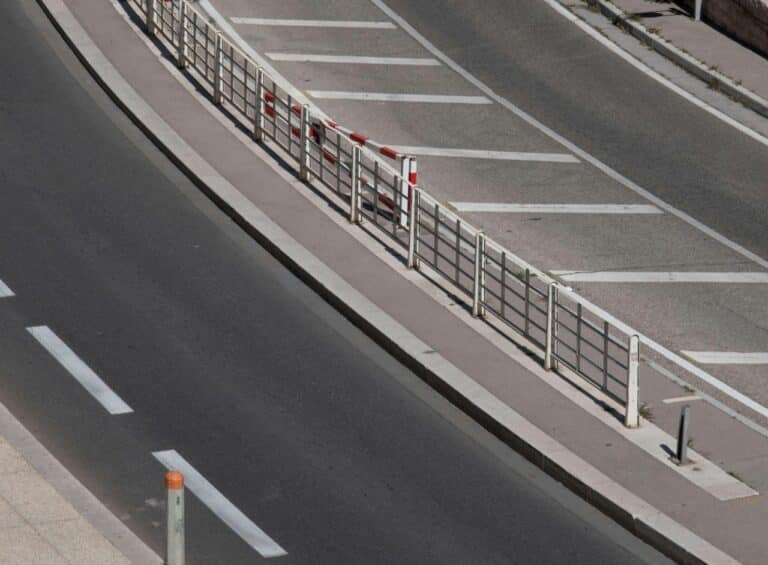 Yo‘l o‘rtalaridagi panjaralar sinov tarzida o‘rnatilgan — izoh