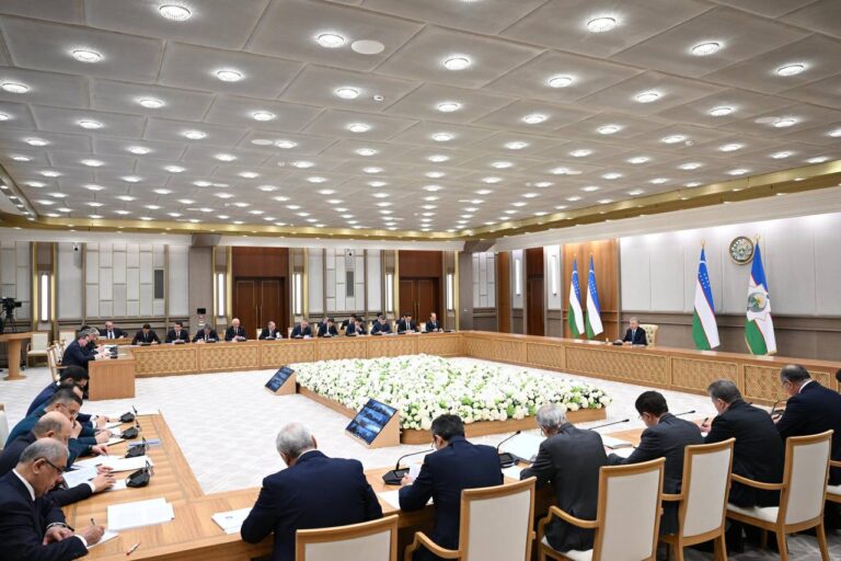 Мирзиёев раскритиковал хокимов за формальные приемы граждан