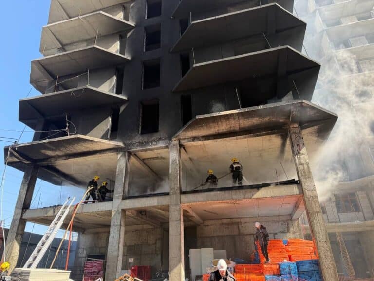 На стройке в Юнусабадском районе Ташкента вспыхнул пожар