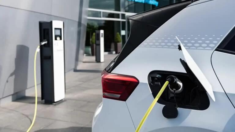 Elektromobillarni quvvatlash stansiyalari faoliyati yuzasidan senator so‘rovi yuborildi