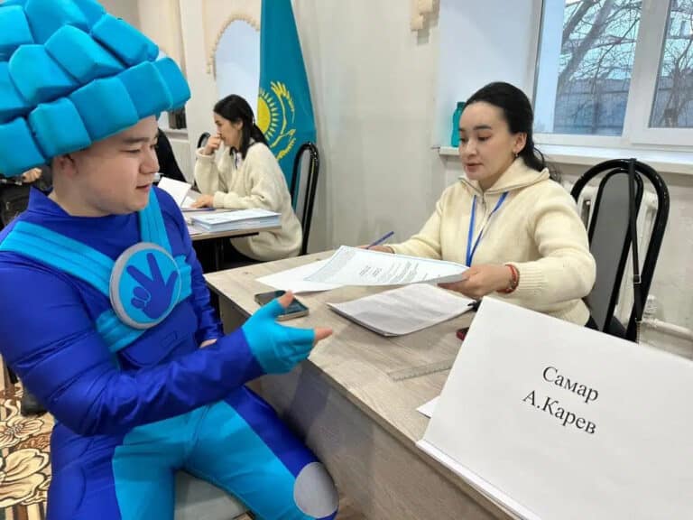 Oq xalat, robot it va «fiksik»: Qozog‘istonda referendum qanday o‘tmoqda