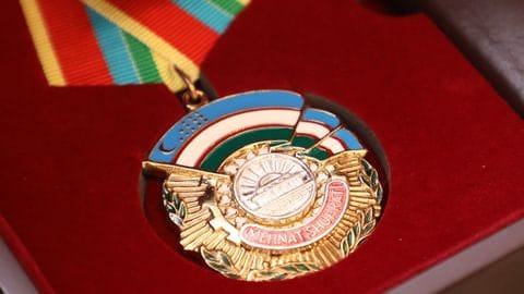 Shavkat Mirziyoyev mahalla tizimidagi bir qator xodimlarni mukofotladi