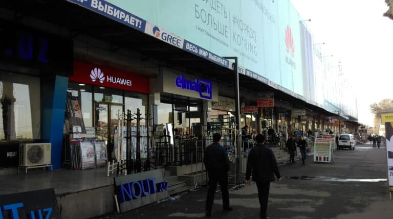 «Malika» bozori atrofidagi noqonuniy parkovkalarga chora ko‘riladi