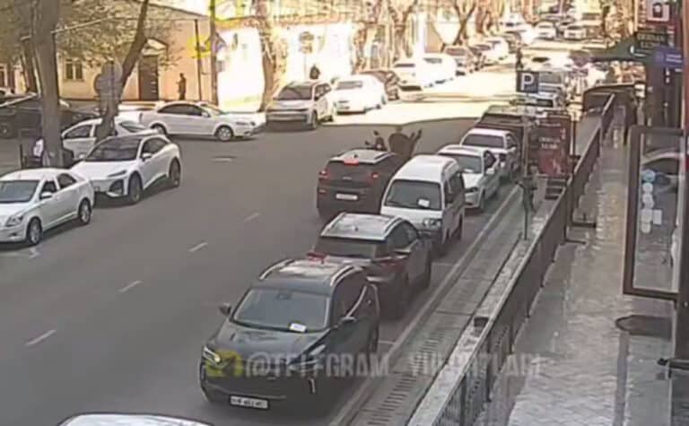 В Ташкенте водитель Tracker умышленно сбил бывшую жену — видео