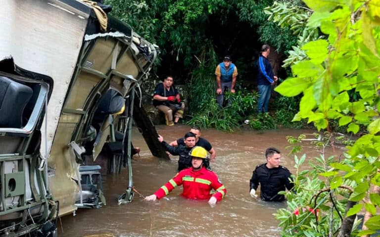 Bangladeshda avtobus daryoga qulab tushdi, qurbonlar bor — video