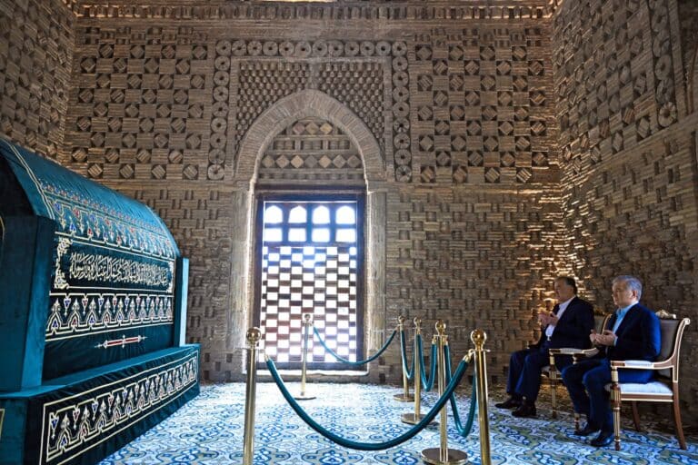 O‘zbekiston va Tojikiston rahbarlari Buxorodagi tarixiy obidalarni ziyorat qildi