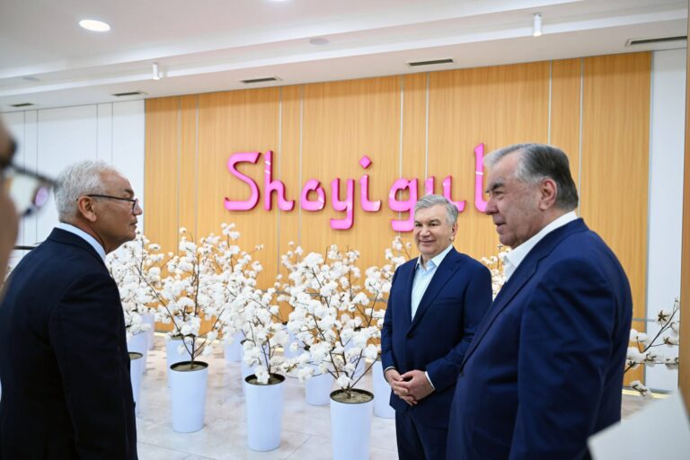 Mirziyoyev va Emomali Rahmon «Shoyigul» brendi mahsulotlari bilan tanishdi