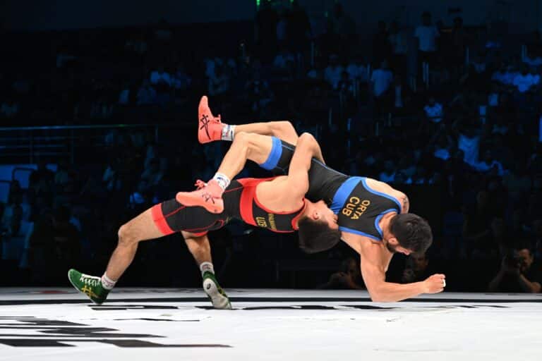 Халмаханов удосрочил олимпийского чемпиона и взял пояс PWL в Ташкенте