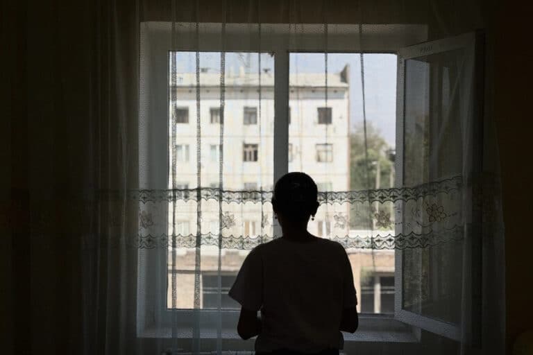 Namanganda 53 yoshli o‘qituvchi voyaga yetmagan qizga zo‘ravonlikda gumon qilinmoqda