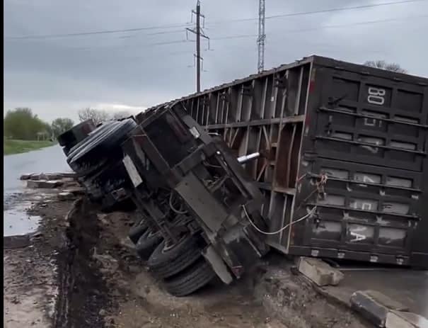 Jizzax viloyatida yuk mashinasi chuqurlikka ag‘darildi — video