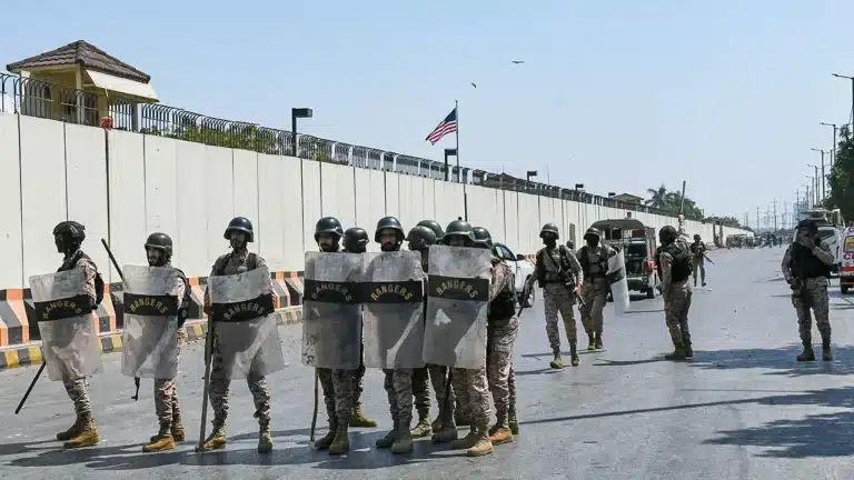 AQSh Pokistondagi konsullikka hujum qilgan namoyishchilarga o‘q uzdi