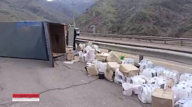 На перевале «Камчик» перевернулся грузовик