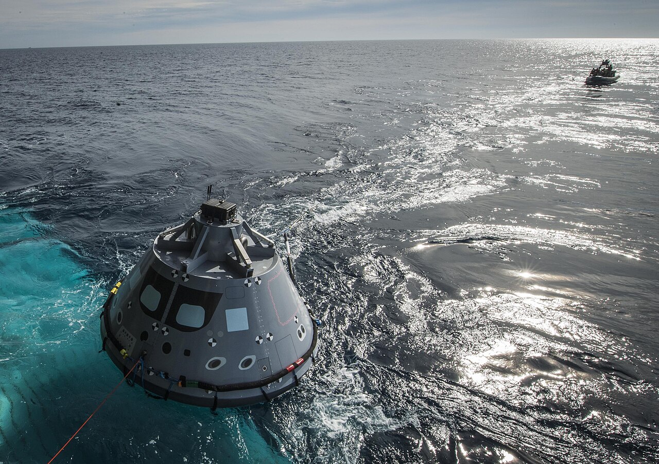Корабль Artemis II вернулся с Луны и приводнился в океане