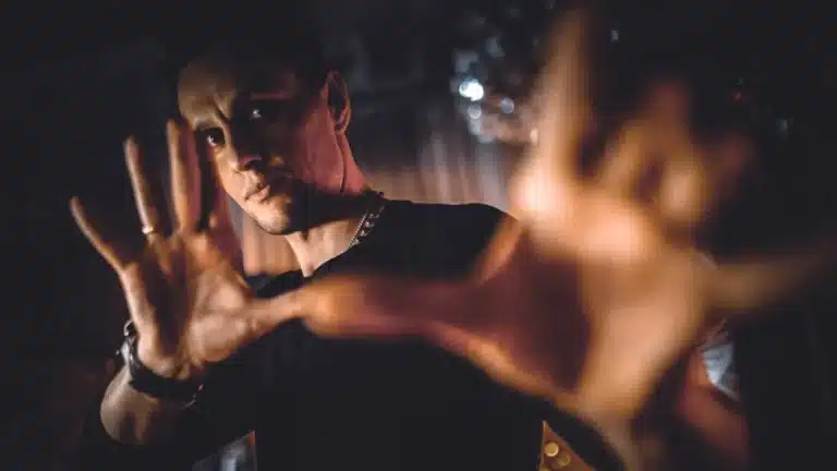 Илья Ларионов: от уличной магии до экранов — как живет ведущий «Битвы экстрасенсов»