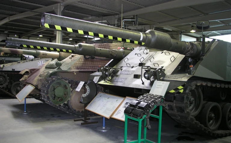 Узбекистанцам запретили посещать танковый музей Кобленца