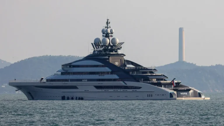 Sanctioned Russian Oligarch's £370 Mln Superyacht Navigates Blockaded Strait of Hormuz