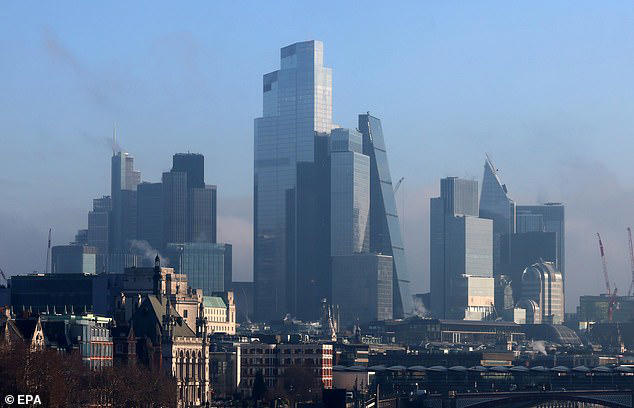 Investors Pull £1.5Bn from Equity Funds Amid Iran War Fears