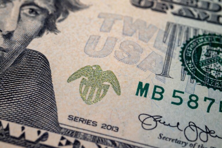 Курс валют на 10 апреля: рубль окреп на фоне падения доллара